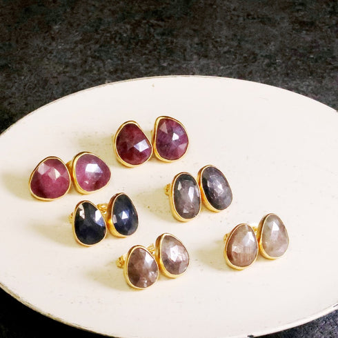 ピアス 天然石 ナチュラルサファイア スタッド アンリファインド ANTICO AER017