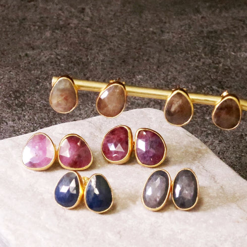 ピアス 天然石 ナチュラルサファイア スタッド アンリファインド ANTICO AER017