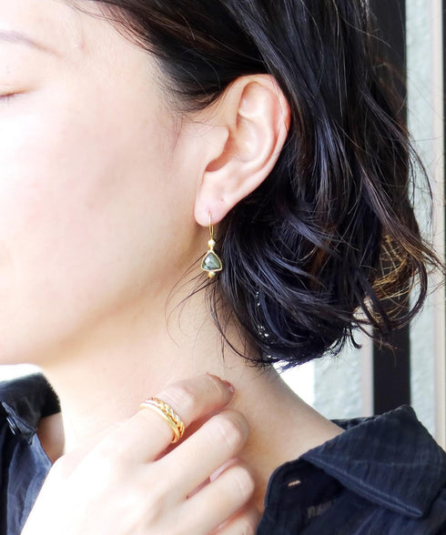 ピアス 天然石 トリリアント フック 三角 アンリファインド ANTICO AER141