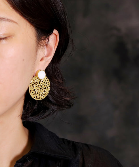 ピアス シェル ラウンド スタッド レース 透かし プレート ANTICO AER150