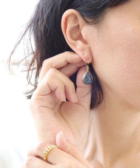 ピアス 天然石 ナチュラルサファイア ティアドロップ フック アンリファインド ANTICO ASE017