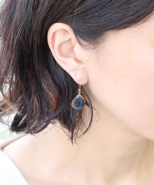 ピアス 天然石 ナチュラルサファイア ティアドロップ フック アンリファインド ANTICO ASE017